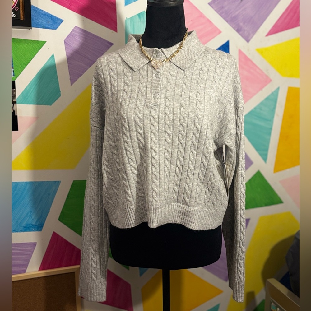 BRAND NEW! Cropped Gray Cable Knit Women's Sweater🩶classy and comfortable!